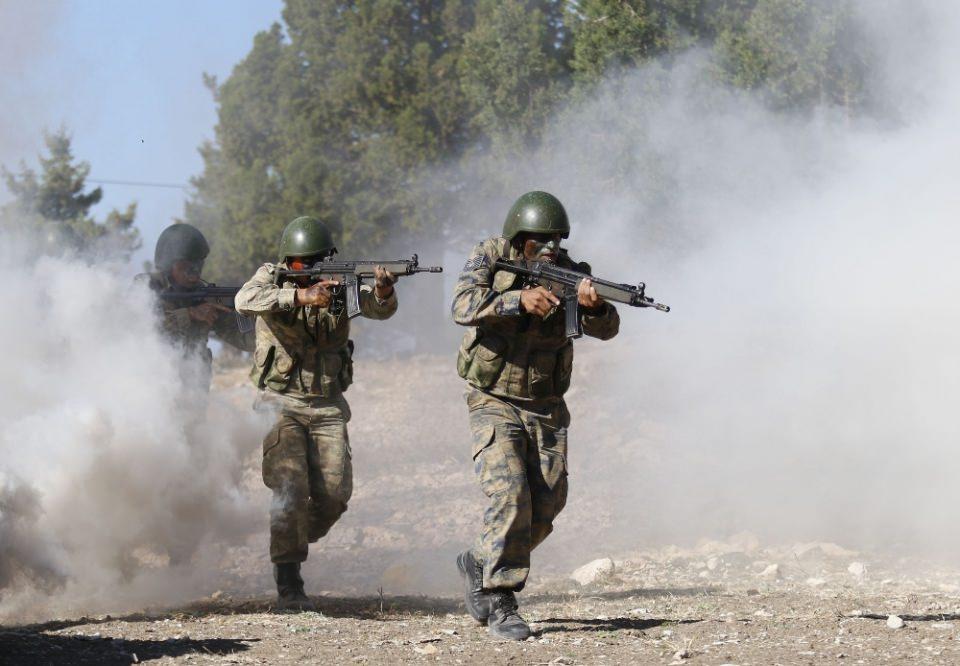 <p><strong>HEDEF 12’DEN VURULDU</strong></p>
<p>Yakın muharebe alıştırma atışı görevini icra eden komandolar, uzak mesafede hedeflerin arasından piyade tüfeğiyle, yakın mesafeden ise saniyeler içinde çektiği tabancasıyla hedefleri imha etti. Hedefin durumuna göre pozisyon alan komandoların, kayarak ve yerden atışlarında dahi hedefleri istenilen noktalardan vurdukları görüldü.</p>
