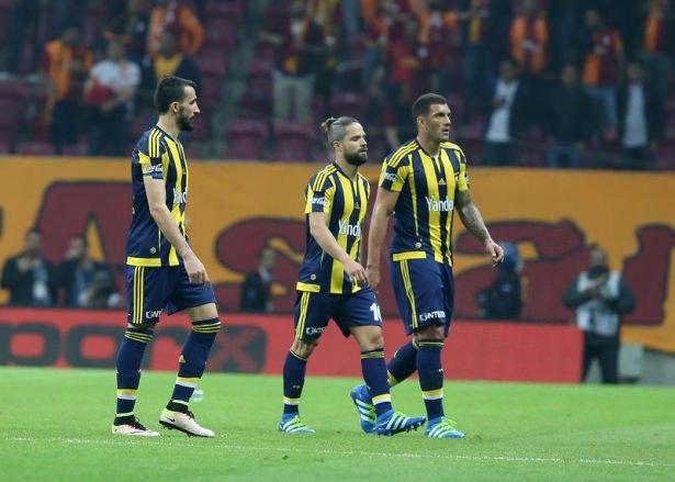 <p><span style="color:#D3D3D3"><strong>Türk oyuncular ile yabancı oyuncular bir türlü kaynaşamadı</strong></span></p>
<p><span style="color:#D3D3D3">Fotoğraflarda, selfielerde yerli oyuncuların yanında yabancılar yok. Takımda bir bütünlük yok. Gençler ve yerliler bir köşede dururken, yabancı oyuncular da ayrı ayrı gruplaşmalar yaşıyor. </span></p>