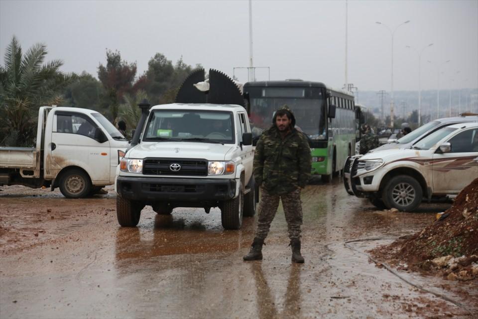 <p>Kuşatma altındaki doğu Halep'ten &ccedil;oğunluğu silahlı muhalifleri taşıyan taşıyan 5 otob&uuml;s, 30 ara&ccedil;tan oluşan son tahliye konvoyu muhaliflerin kontrol&uuml;ndeki Raşidin b&ouml;lgesine ulaştı.</p>

<p>&nbsp;</p>
