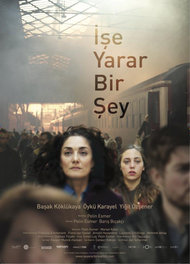 <p><strong>En İyi Senaryo Ödülü:</strong></p>
<p>Pelin Esmer-Barış Bıçakçı</p>
<p>(İşe Yarar Bir Şey)</p>