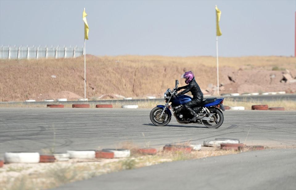 <p>Motor s&uuml;rmeyi seven bir kadın olarak erkeklere benzemek istemediğini belirten 29 yaşındaki sporcu, "15 yaşındayken k&ouml;yde kadın bir motor s&uuml;r&uuml;c&uuml;s&uuml; g&ouml;rd&uuml;m ve b&ouml;ylece motor s&uuml;rmeye merak duymaya başladım.&nbsp;</p>

<p>&nbsp;</p>
