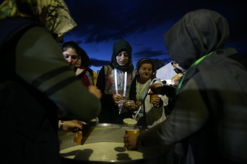 <p>Sabah namazının ardından yüzlerce kişi ellerindeki Türk bayraklarıyla mehteran ekibi eşliğinde tekbirlerle Erzurum Karskapı Şehitliği'ne yürüdü</p>