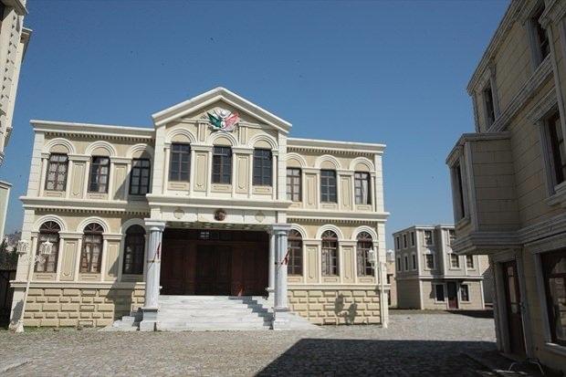 <p>Dizide rol alacak olan figüranların büyük bölümünü, Kocaeli'deki vatandaşlardan seçtiklerini aktaran Çetintaş, "Çok yoğun çalışıyoruz, sesli çalışıyoruz. Setlerde günde ortalama figürasyonlarla birlikte 300 kişi oluyor. Ekip çok kalabalık. Elimizden geldiği kadar platoyu gezmeye gelen ziyaretçilere yardımcı oluyoruz. Ancak işimizi aksatmasından dolayı çok fazla izin veremiyoruz" diye konuştu.</p>

<p> </p>
