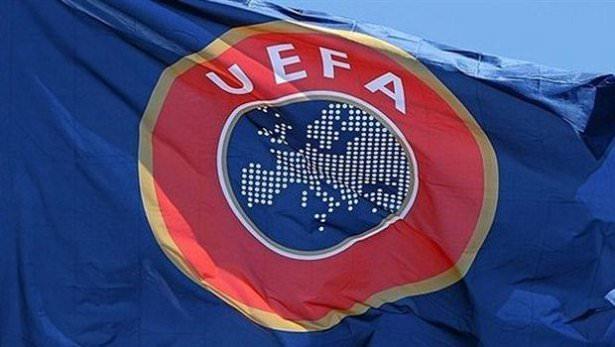 <p>UEFA İnternet sitesinden yayınladığı unutulmaz spiker performansları yazısında Türkiye’den de dört örnek verdi.<br />
<br />
34 ülkeden farklı isimlere yer veren UEFA, bu performanslar arasında Türkiye’yi ön plana çıkardı. Türkiye 4 örnekle ilk sırada yer alırken, Sırbistan ve Fransa üçer kişiyle ikinci sırada yer aldı.<br />
<br />
Ekran başında maçları izleyen herkese heyecan dolu anlar yaşatan usta spikerlerin tarihe geçen o replikleri</p>