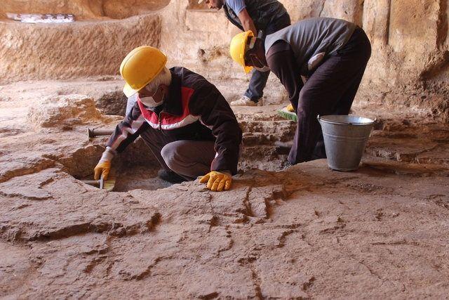 <p>Dinsel törenleri gizlidir ve dışarıya kapalıdır. Mithras dinine katılacak kişi on iki eziyeti çekmek zorundadır. Sadece erkeklerin kabul edildiği bu dine katılanlar yedi aşamadan geçmektedirler. Törenler yeraltında mağaralarda ve tapınaklarda gerçekleşir.</p>

<p> </p>

<ul>
</ul>

<ul>
</ul>
