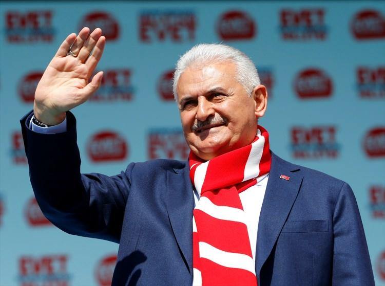<p>Başbakan Binali Yıldırım ve eşi Semiha Yıldırım, İzmir Gündoğdu Meydanında düzenlenen "İzmir Buluşması"na katıldı.</p>