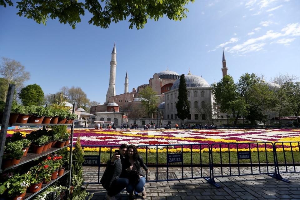 <p>Üçüncü kez yapılan "lale halısına" yerli ve yabancı turistler yoğun ilgi göstererek hatıra fotoğrafı çektirdi.</p>
<p> </p>