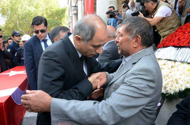 <p>Bakanlar Ala ve Yılmaz şehit babasını teselli etti.</p>
