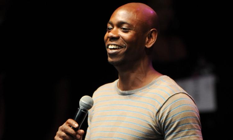 <p><strong>Dave Chappelle</strong></p>

<p>Stand-up sanatçısı, gösterilerinde yaptığı İslam düşmanlığı kinayeli eleştirileri ile tanınıyordu. Abisi sayesinde İslam ile tanışan Chappelle, islamın hayatını tamamen değiştirdiğini ve hayatın anlamını Kuran-ı Kerim'de bulduğunu söyleyen ünlülerin arasında. </p>
