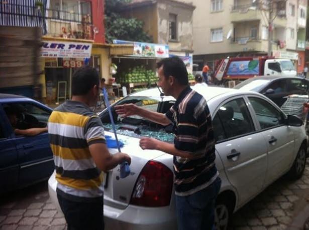 <p>Manisa</p>
<p>Aydın'da şiddetli rüzgar bir işyerinin çatısını uçurdu. Park halindeki bir araçta hasar meydana geldi. Fırtına nedeniyle çok sayıda ağaç kökünden söküldü, enerji nakil hattının direkleri devrildi. Bazı mahallelere uzun süre elektrik verilemedi.</p>
<p>Manisa</p>
<p>Manisa</p>
<p>İzmir</p>
<p>Şiddetli yağış İzmir'de de etkili oldu. Yağmura hazırlıksız yakalananlar zor anlar yaşadı.</p>
<p> </p>