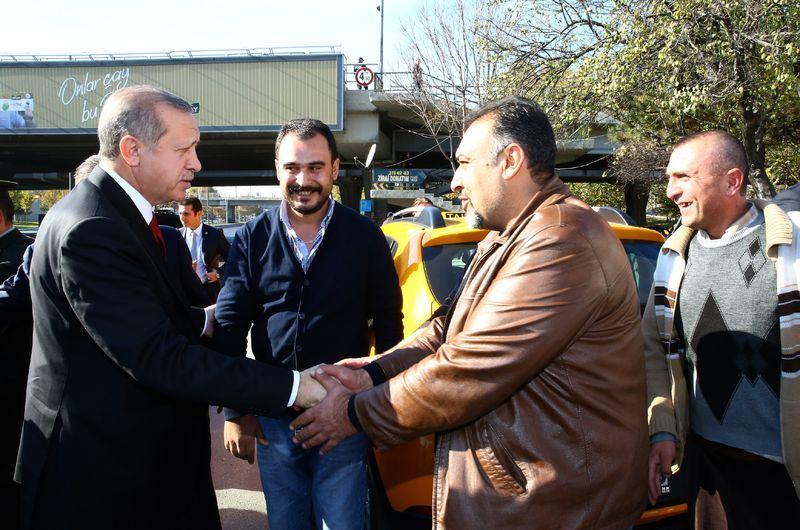 <p>Cumhurbaşkanı Recep Tayyip Erdoğan, Ankara Zirai Donatım Taksi Durağı'nı ziyaret etti.</p>

<p><em><strong><a href="http://video.haber7.com/video-galeri/62559-cumhurbaskani-erdogandan-taksi-duragina-ziyaret">​HABERİN VİDEOSUNU İZLEMEK İÇİN TIKLAYINIZ...</a></strong></em></p>
