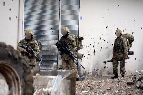 <p>Genelkurmay Başkanlığı'na bağlı Özel Kuvvetler birliklerinin (Bordo bereliler) ise PKK'lıların yerini tespit etmek için ilçenin kritik noktalarına konuşlandırıldığı belirtildi.</p>