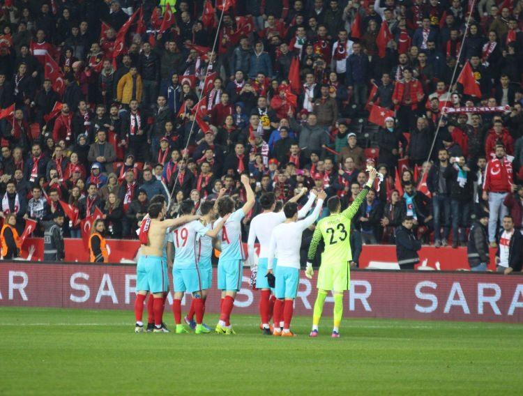 <p>Yeni Eskişehir Stadyumu<br />
<br />
​Tarihinde ilk kez milli heyecana Moldova maçıyla ev sahipliği yapan Eskişehir’de yaşayan coşku tüyleri diken diken etti. Stat deyim yerindeyse muhteşem. Şehrin milli takıma özlemi, efsane bandosu ve Eylül ayı iklim koşulları, Hırvatistan maçının da Eskişehir’e verilme jestini ön plana çıkarıyor..</p>
