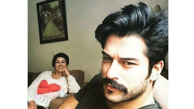 <p>Burak Özçivit ve annesi</p>
