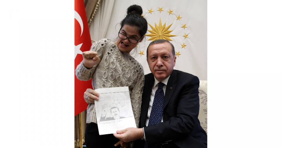 <p>Ailesi ile birlikte Cumhurbaşkanlığı Külliyesine gelen Gülşah Yağmur Yazıcı, Cumhurbaşkanı Erdoğan’a yaptığı bir resmi hediye etti. </p>
