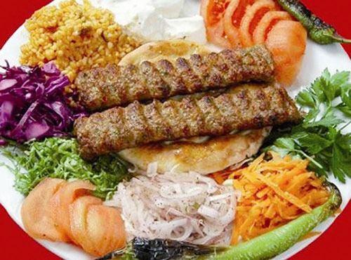 <p><strong>URFA: İNCE İŞİN SIRRI </strong>Kebabın bir başka başkenti de Urfa'dır. Burada ciğer, etin biraz önüne geçer. Urfa mı Adana mı daha lezzetlidir tartışması hiç bitmez. Her yiğidin yoğurt yiyişi ayrıdır. Urfalı ustalar kebabı daha ince demirlere takarlar. Onların kebabı, şişten çekilirken bulgur bulgur dökülür ki bu, lezzetin işaretidir. Patlıcan kebabı ise dillere destandır. </p>
