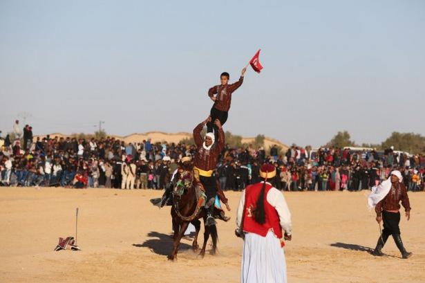 <p>Binlerce Bedevi, Berberi ve Kuzey Afrikalı göçebe halkların buluştuğu festivalde at ve deve yarışları, geleneksel çöl düğünleri, av gösterileri ve uçurtma yarışları, geleneksel müzikler ve danslar eşliğinde gerçekleştirildi.</p>

