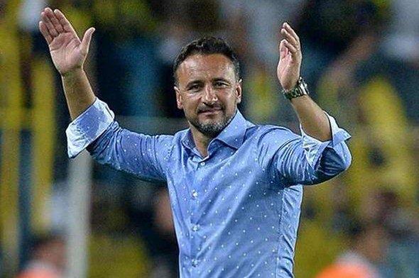 <p>PEREIRA BİZE SÖYLEDİĞİNİ YAPMADI<br />
<br />
Bize 4'lü savunma oynatacağını söyledi. Ona göre futbolcu istedi, biz de aldık. Sonra bir duyduk ki 3-5-2 çalıştırıyormuş. Biz de niye 3-5-2 oynatıyorsun diye sorduk. 'Ben bir deneyeceğim' dedi. 'Bunu Avrupa maçlarında deneme, başarısızlığa tahammülümüz yok' dedik. Tamam demesine karşın Monaco maçlarına yine 3-5-2 oynattı. Mukavelesinde bazı maddeler var. GPS kullanma şartı var. Soruyorum nasıl kullanılır, bilmiyorlar. Sonra cumartesi günü kendisi bırakıp gitmiş.</p>