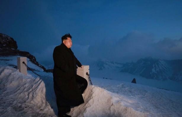 <p>Kuzey Kore Devlet tarihçesine göre Kim’in babası Kim Jong-Il, ülke için büyük anlam ifade eden bu dağda doğmuştu. Yabancı tarihçiler ise eski liderin Rusya’da doğduğunu ifade ediyor.</p>

<p> </p>
