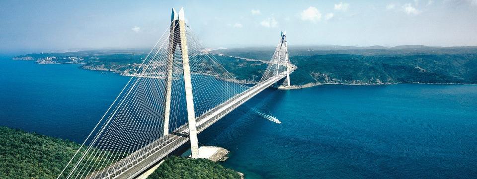 <p>3 milyar dolar yatırımla inşa edilen Yavuz Sultan Selim Köprüsü, ‘rekorların köprüsü’ olarak tarihe geçecek. Köprünün açılışını Cumhurbaşkanı ile Başbakan yapacak</p>

<p> </p>
