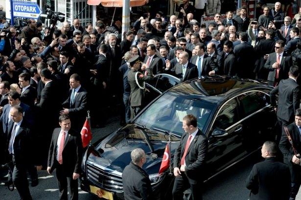 <p>Tophane-i Amire'deki törenin ardından yürüyerek Tophane Tayfun Spor Kulübüne gelen Erdoğan vatandaşların yoğun ilgisiyle karşılaştı. </p>

<p> </p>
