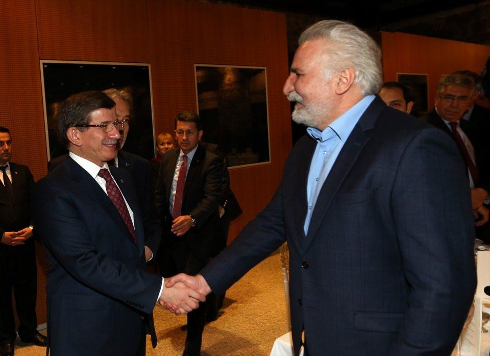 <p>Başbakan Ahmet Davutoğlu, Dolmabahçe'deki Başbakanlık Çalışma Ofisi'nde kültür ve sanat dünyasının önde gelen isimleriyle bir araya geldi. Yemeğe sanatçı Hasan Kaçan da katıldı.</p>
