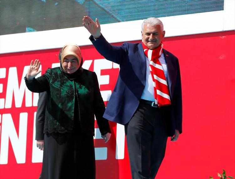<p>Başbakan Binali Yıldırım ve eşi Semiha Yıldırım, İzmir Gündoğdu Meydanında düzenlenen "İzmir Buluşması"na katıldı.</p>