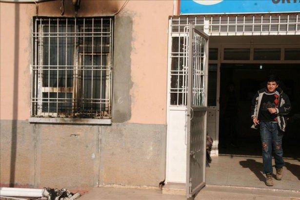 <p>Bin 24 öğrencinin eğitim gördüğü 12 derslikli ortaokulun fen laboratuvarı tamamen tahrip oldu, idari bölümler ve kantinde hasar oluştu.</p>