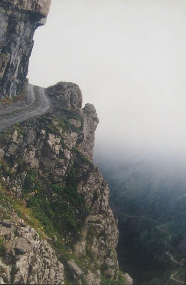 <p>www.dangerousroads.org isimli site, dünyanın en tehlikeli yollarını araştırıyor ve tanıtıyor.<br />
<br />
D915 nolu Bayburt yolu “Dünyanın en tehlikeli yolu” seçildi.</p>