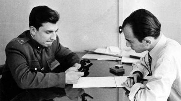 <p>Fotoğraflarda Yedek Subay üniforması ile görüntülenen Zeki Müren, 1957 yılında Çankırı ve Ankara Yedek Subay Okulunda askerlik görevini yaptı.</p>
<p> </p>