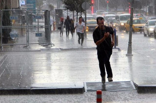 <p>Genellikle yağmur şeklinde görülecek yağışların, Doğu Anadolu'nun kuzeydoğu, Karadeniz'in yüksekleri ile Doğu Anadolu'nun güneydoğu yükseklerinde kar şeklinde olması bekleniyor.</p>

<p> </p>
