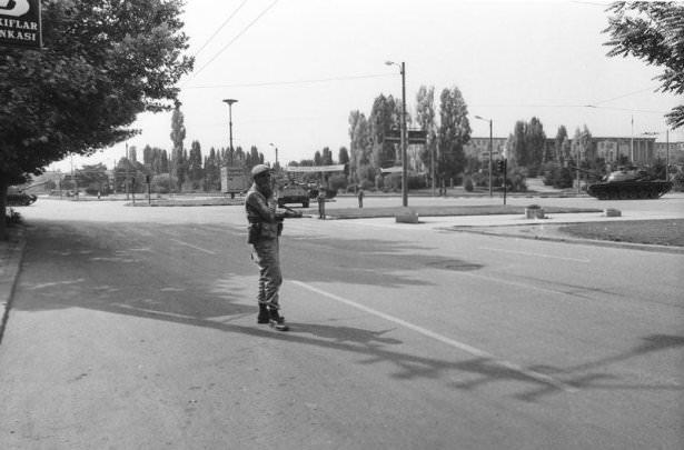 <p> 12 Eylül 1980 sabahı sokağa çıkma yasağı ilan edildi. </p>