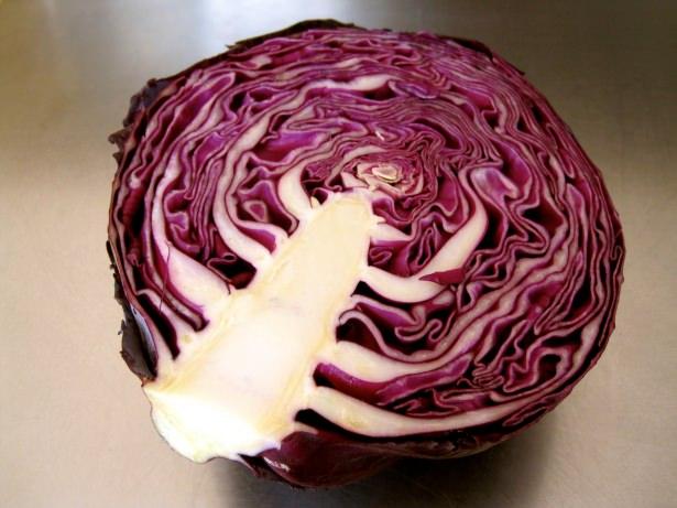 <p><strong>Kırmızı Lahana</strong></p>
<p>Kırmızı lahana, kalp sağlığı ve beyin fonksiyonlarının korunması için faydalıdır.</p>