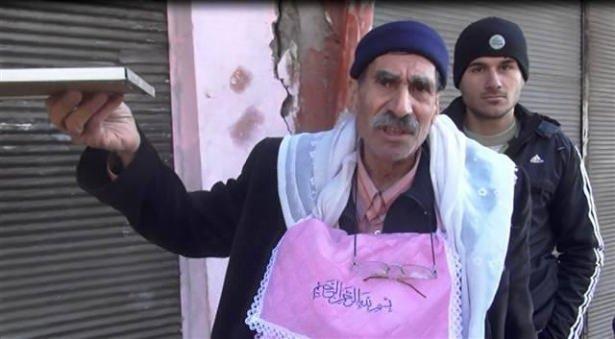 <p>Bir başka vatandaş da taşıdığı Kur'an-ı Kerim'i basın mensuplarına gösterdi.</p>
<p> </p>