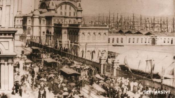 <p><strong>İETT arşivinden 'İETT tarihine yolculuk'</strong><br />
<br />
1871 - İstanbul'da toplu ulaşımın miladi sayılan atlı tranvayların hizmete giriş töreni, Tophane, aynı zamanda İETT'nin kuruluş tarihi.</p>
<p> </p>