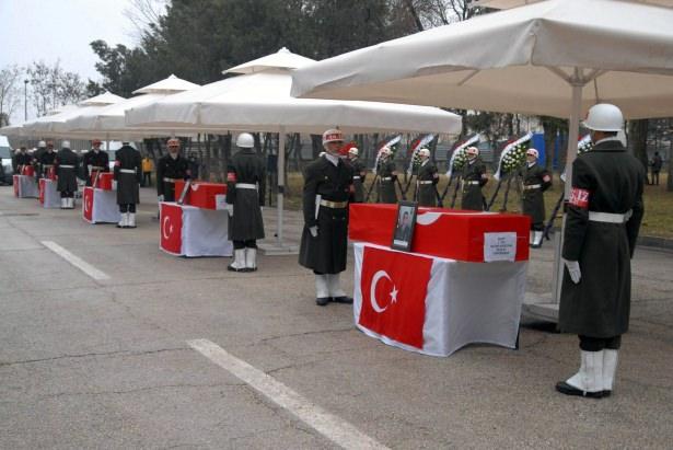 <p>"CİNAYETE ALKIŞ TUTANLAR, CANİLİKLERİNİN HESABINI VERECEK"<br />
Törende bir konuşma yapan Yüzbaşı Mehmet Halef Çelikkollu, "Hukuku, temel insan hak ve özgürlüklerini eşitlik ile demokrasiyi dilinden düşürmeyen, ancak devletin sunduğu tüm bu imkanlardan insanlığa, hukuka, demokrasiye ve özgürlüğe tamamen aykırı ve ters, en alçak cinayetleri işleyen ve bu cinayetlere alkış tutanlar, şunu asla unutmasın Türkiye Cumhuriyeti devleti kanunları önünde yaptıkları bu caniliklerin hesabını mutlaka vereceklerdir" dedi.</p>