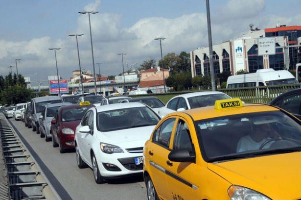 <p>İstanbul'da 2 milyon 200 bin 126 otomobil kayıtlı bulunuyor. Ancak kentin 14 milyon 160 bin 467 kişilik nüfusu göz önüne alındığında her 100 kişiden ancak 15'ine bir otomobil düşüyor. </p>
<p> </p>