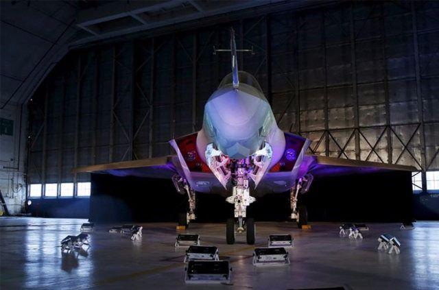 <p>Radara yakalanmama özelliğine sahip yeni nesil uçaklar, Türkiye dahil 9 ülkenin ortak projesi. </p>
<p>Türkiye'nin 116 adet F-35 savaş uçağı sipariş verdiği projenin diğer ortakları ise Avustralya, Kanada, Danimarka, İtalya, Hollanda, Norveç, İngiltere ve Almanya. AA</p>
<p> </p>