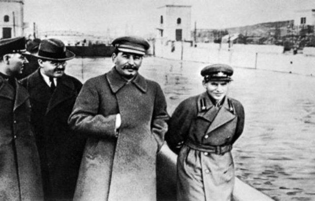 <p>Stalin tarihteki ilk photshopçulardan biri olabilir. Fotoğrafları üzerinde sıklıkla düzeltme yaptırırdı. Bu onun için çok önemliydi.</p>