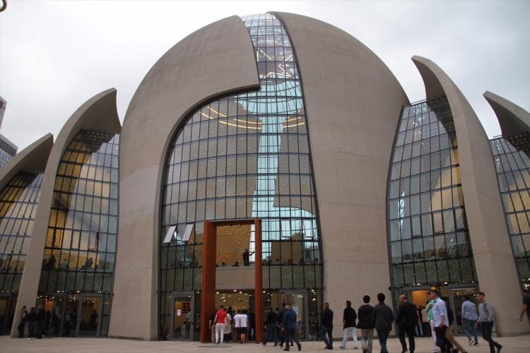 <p>Türklerin yoğun olarak yaşadığı Almanya'nın Köln kentinde bulunan Diyanet İşleri Türk İslam Birliği (DİTİB) Merkez Camisi'nde kılınan bayram namazının ardından cemaat camide birbiriyle bayramlaştı.</p>