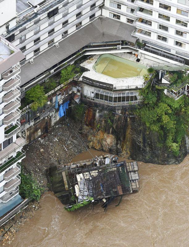 <p>Yetkililer, iki gündür devam eden yağışların Kinugawa Nehri'nin taşmasına neden olduğunu ve başkent Tokyo'nun 50 kilometre kuzeydoğusundaki Joso kentinin sular altında kaldığını açıkladı.</p>

<p> </p>
