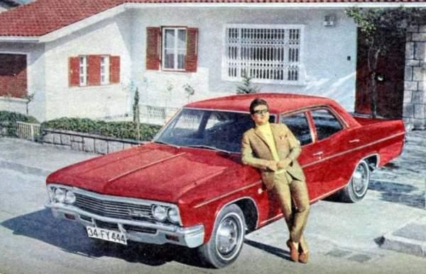 <p><strong>Zeki Müren, “34 FY 444” plakalı 1966 model Chevrolet Impala’sıyla birlikte…</strong></p>

<p>Efsane sanatçımız Zeki Müren, saatte 200 km hız yapabilen Chevrolet marka arabasını 105.000 TL’ye satın almıştı.</p>
