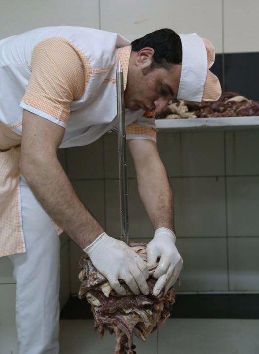 <p>Restoran işletmecisi Muammer Tanhaş,cağ kebabının Erzurum'da 2 bin 500 metre yükseklikte otlayan kuzu etinden yapıldığını ve</p>
