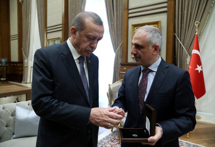 <p>Hazine Müsteşarı Osman Çelik, 15 Temmuz şehitleri ve gazileri anısına hazırlanan hatıra parayı Cumhurbaşkanı Erdoğan ve Başbakan Yıldırım'a taktim etti</p>
