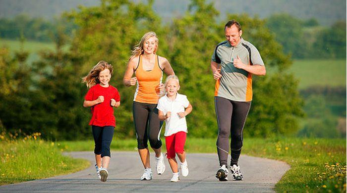 <p><strong>6. Aşırı egzersiz ve spor yapmak</strong></p>
<p>Düzenli spor yapmak kalp ve damar sağlığı için çok önelidir. Ancak yaz aylarıda vücutta belli bir sıvı kaybı olur. </p>