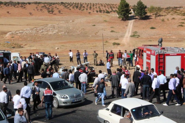 <p>Şanlıurfa Gaziantep karayolunun 15' nci kilometresinde yolcu minübüsüyle otomobilin çarpışması sonucu ilk belirlemelere göre 7 kişi hayatını kaybetti.</p>