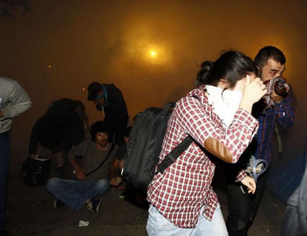 Taksim Gezi Parkı'nda üç gündür ağaçlar kesilmesin diye eylem yapan gruba polis sabahın ilk ışıklarıyla birlikte biber gazıyla müdahale etti.