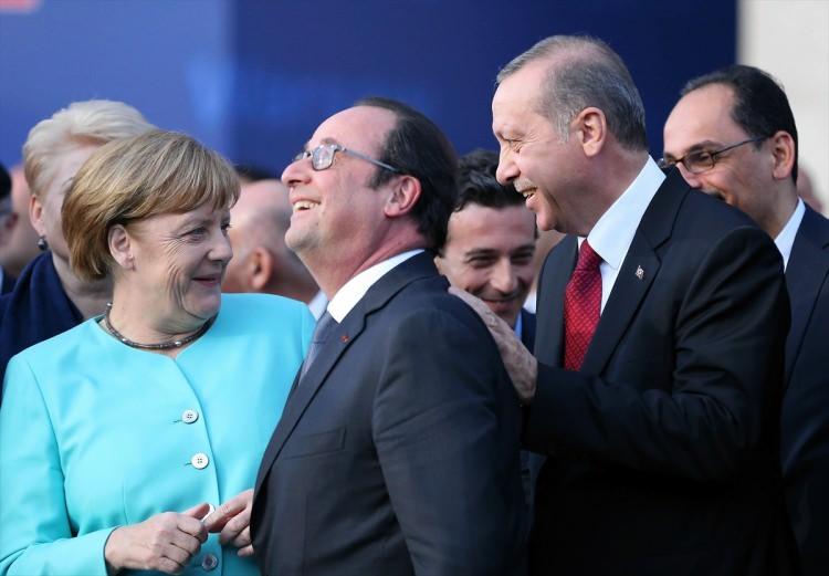 <p>Görüşmede Alman politikacıların İncirlik Üssü'nü ziyareti için bir uzlaşı sağlanamadı. Merkel, "Bu anlaşmazlıklar bir görüşmeyle giderilemez. Ancak konuşmuş olmamızın da önemli olduğuna inanıyorum" dedi.</p>
