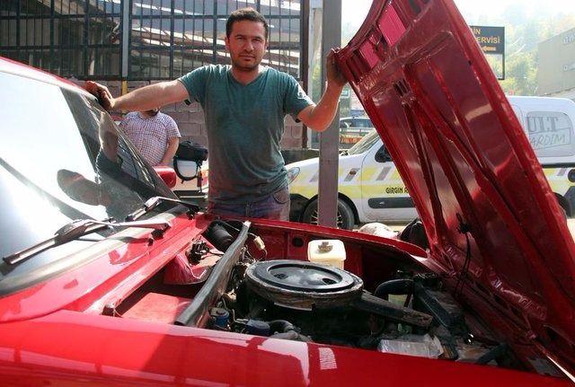 <p>Demirel, aracı orijinaline uygun yapmak için hurda araçlardan parçalar topladığını, bazı parçaları da sıfır aldığını söyledi. Aracı yaklaşık 7 yılda tamamladıklarını ifade eden Demirel, şöyle konuştu:</p>
<p> </p>
<ul>
</ul>
<ul>
</ul>
