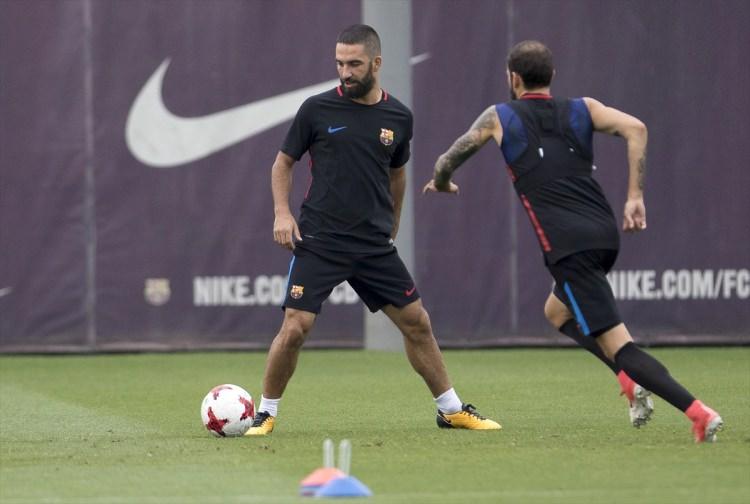 <p>Katalan yöneticilerle bir araya gelen Arda Turan'ın menajeri Ahmet Bulut,  oyuncusunun kulüpte mutsuz olduğunu belirtirken transferinde kolaylık istedi.</p>
